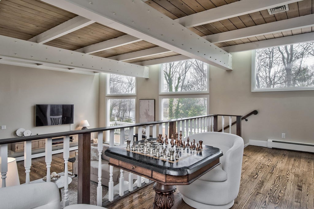 18 of 46 - 5 North Drive, Manhasset, NY