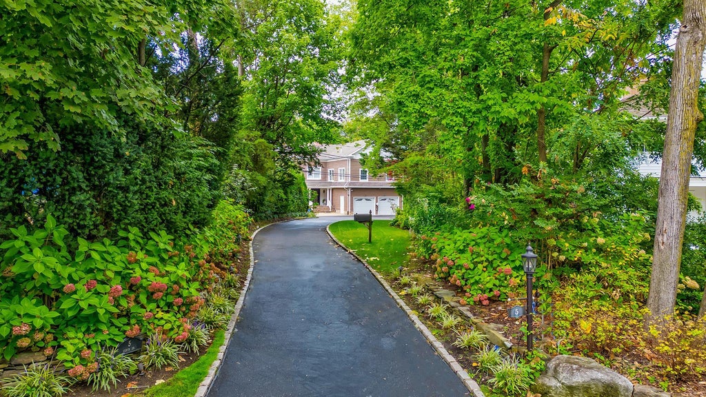 1 of 46 - 5 North Drive, Manhasset, NY