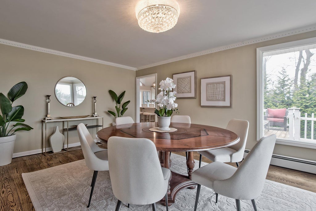 22 of 46 - 5 North Drive, Manhasset, NY