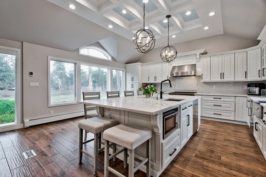 23 of 46 - 5 North Drive, Manhasset, NY