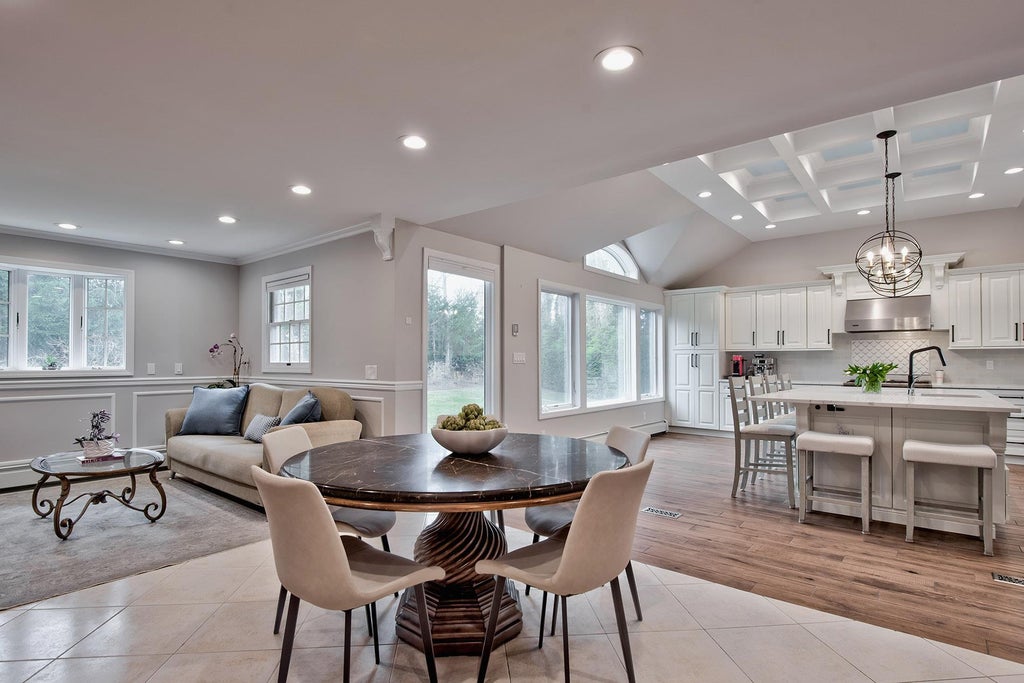 25 of 46 - 5 North Drive, Manhasset, NY