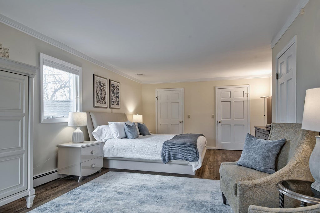 26 of 46 - 5 North Drive, Manhasset, NY