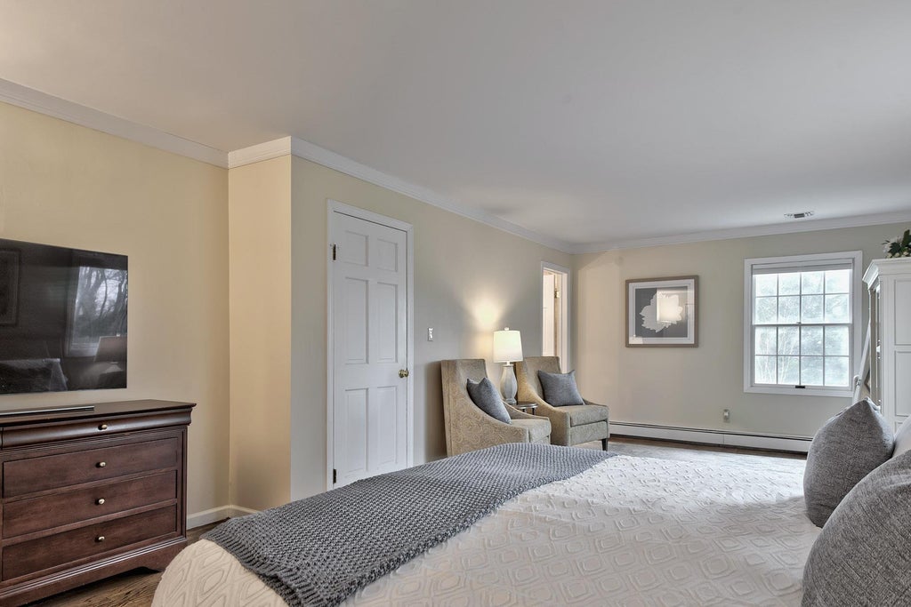 27 of 46 - 5 North Drive, Manhasset, NY