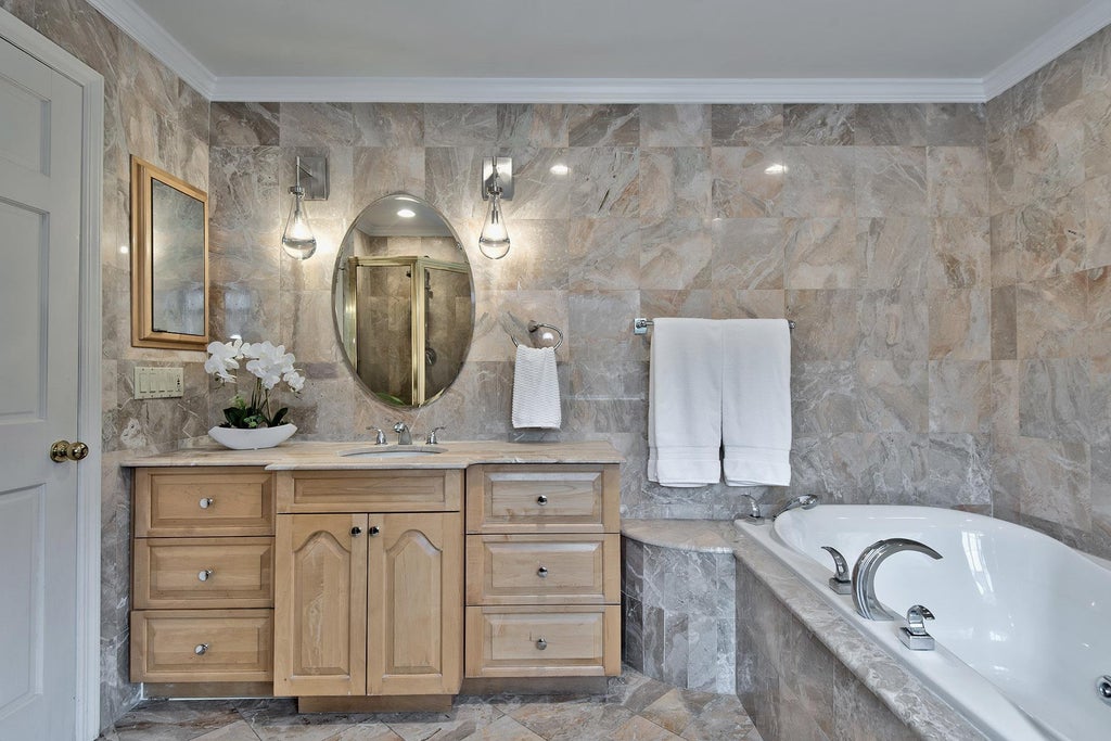 28 of 46 - 5 North Drive, Manhasset, NY