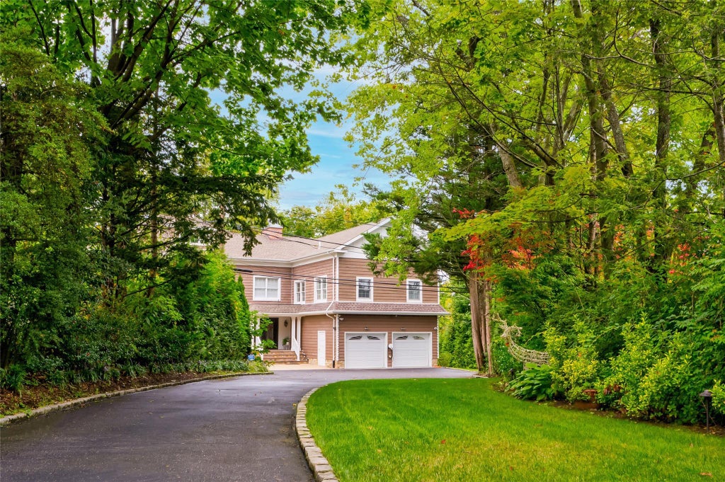 2 of 46 - 5 North Drive, Manhasset, NY
