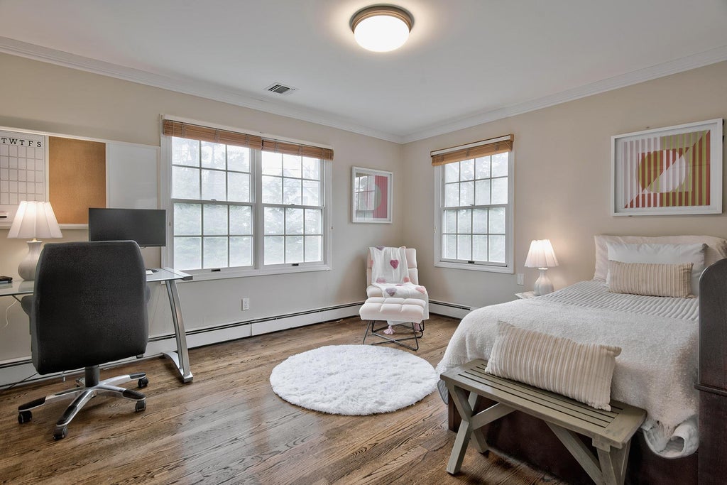 29 of 46 - 5 North Drive, Manhasset, NY