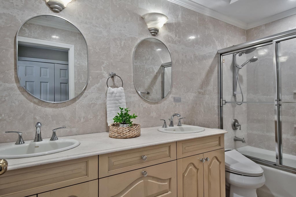30 of 46 - 5 North Drive, Manhasset, NY