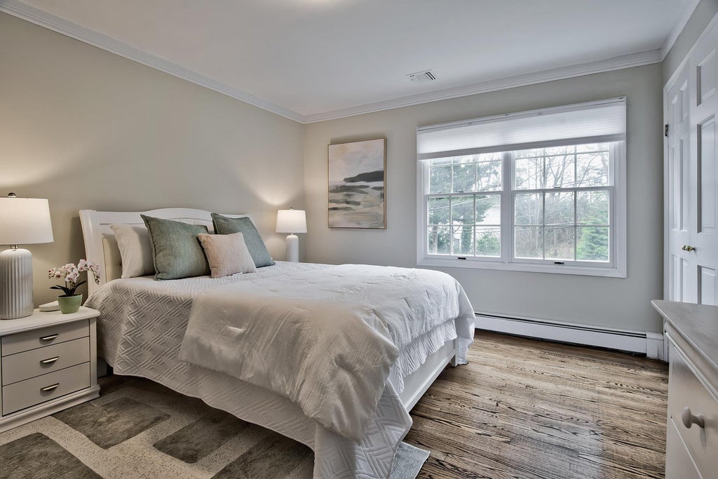 31 of 46 - 5 North Drive, Manhasset, NY