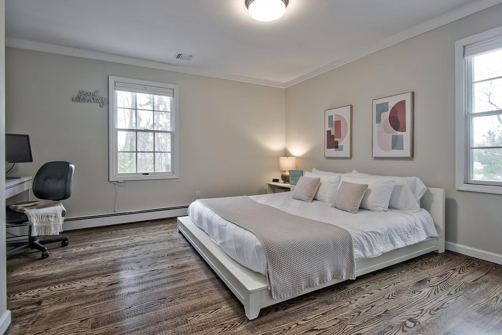 33 of 46 - 5 North Drive, Manhasset, NY
