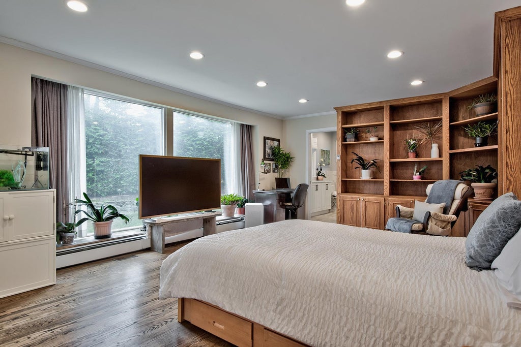 34 of 46 - 5 North Drive, Manhasset, NY