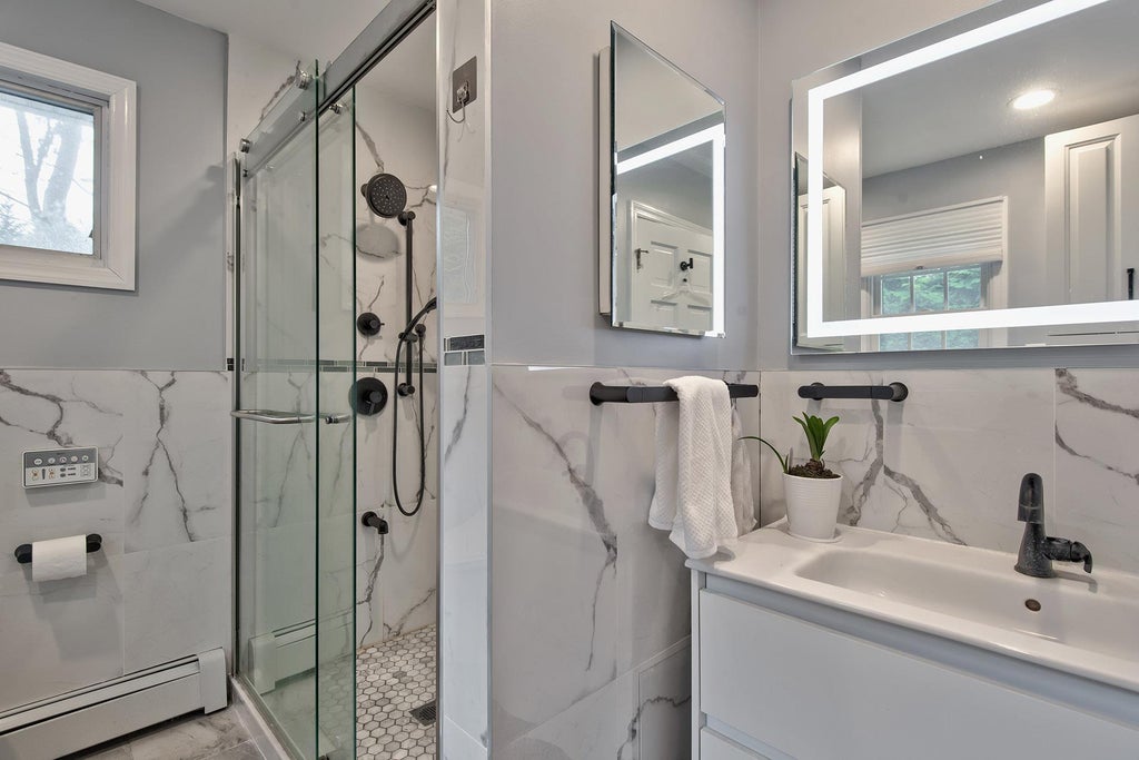 35 of 46 - 5 North Drive, Manhasset, NY