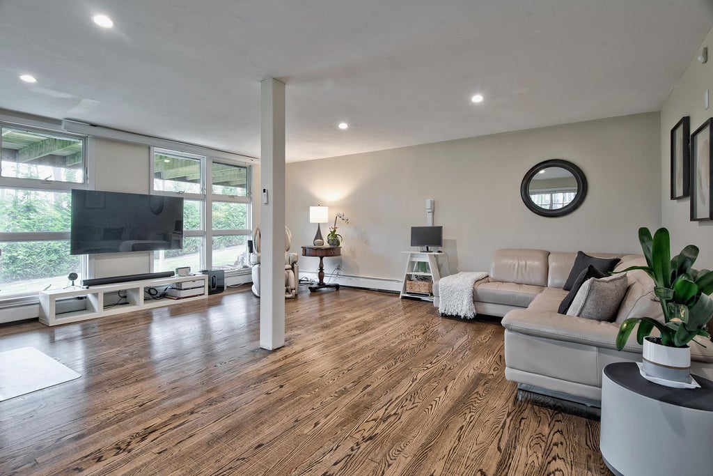 36 of 46 - 5 North Drive, Manhasset, NY