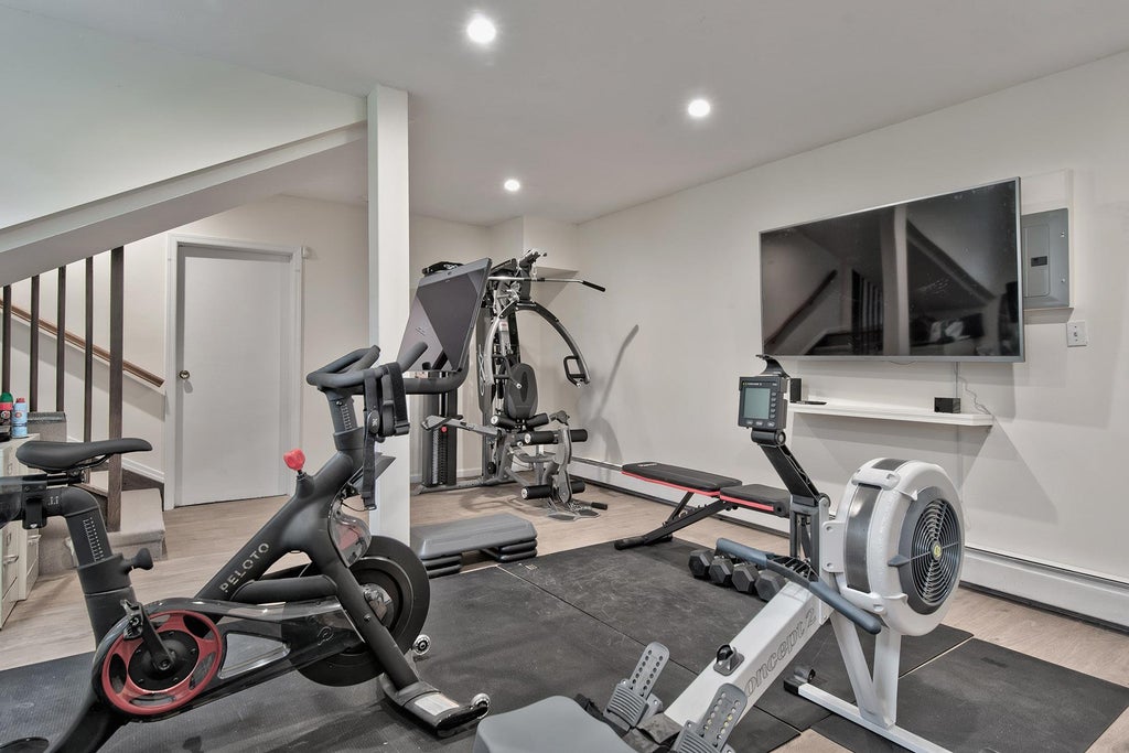 37 of 46 - 5 North Drive, Manhasset, NY