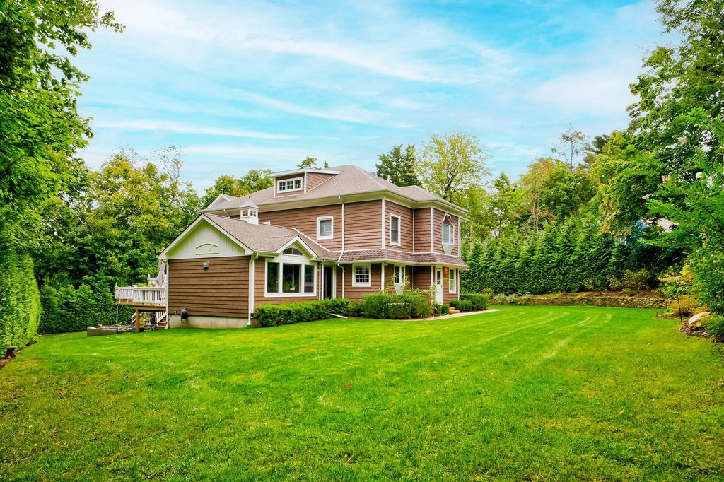 4 of 46 - 5 North Drive, Manhasset, NY