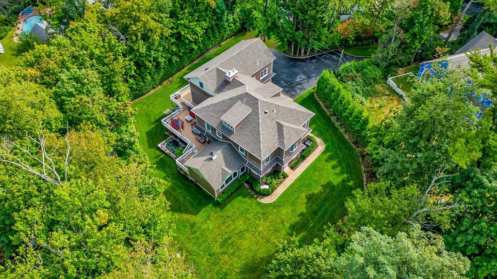 6 of 46 - 5 North Drive, Manhasset, NY