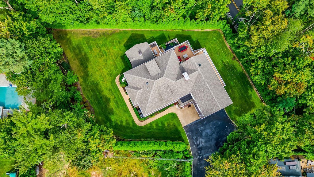 7 of 46 - 5 North Drive, Manhasset, NY