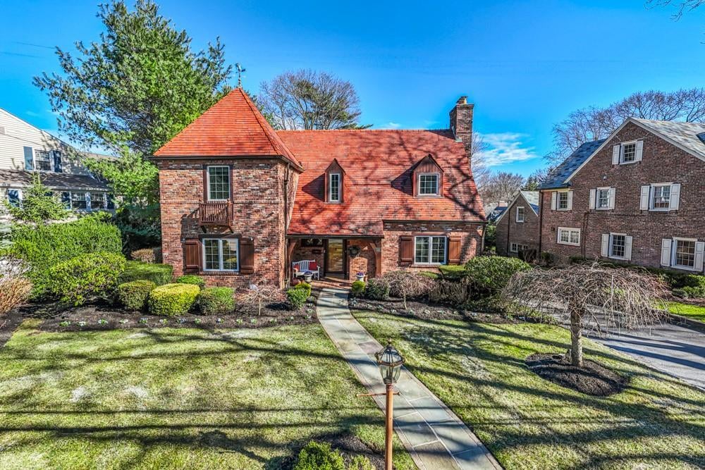 1 of 35 - 132 Revere Road, Manhasset, NY