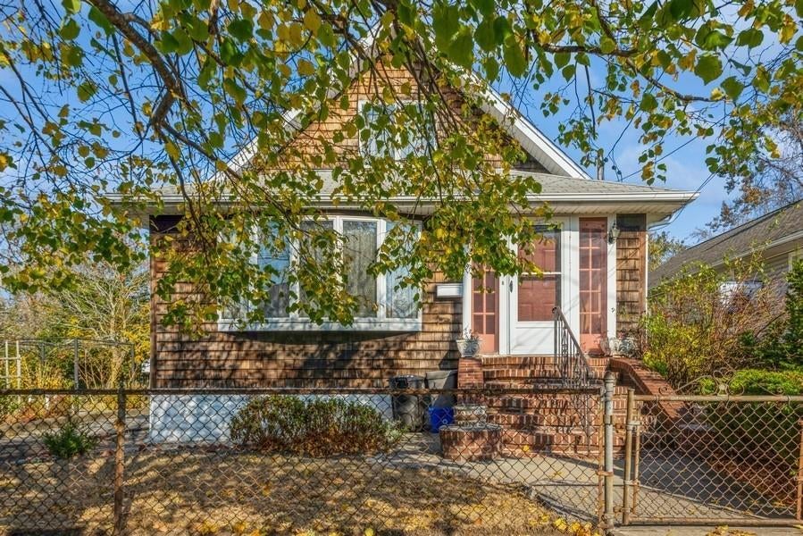 1 of 22 - 691 Arthur St., Baldwin, NY