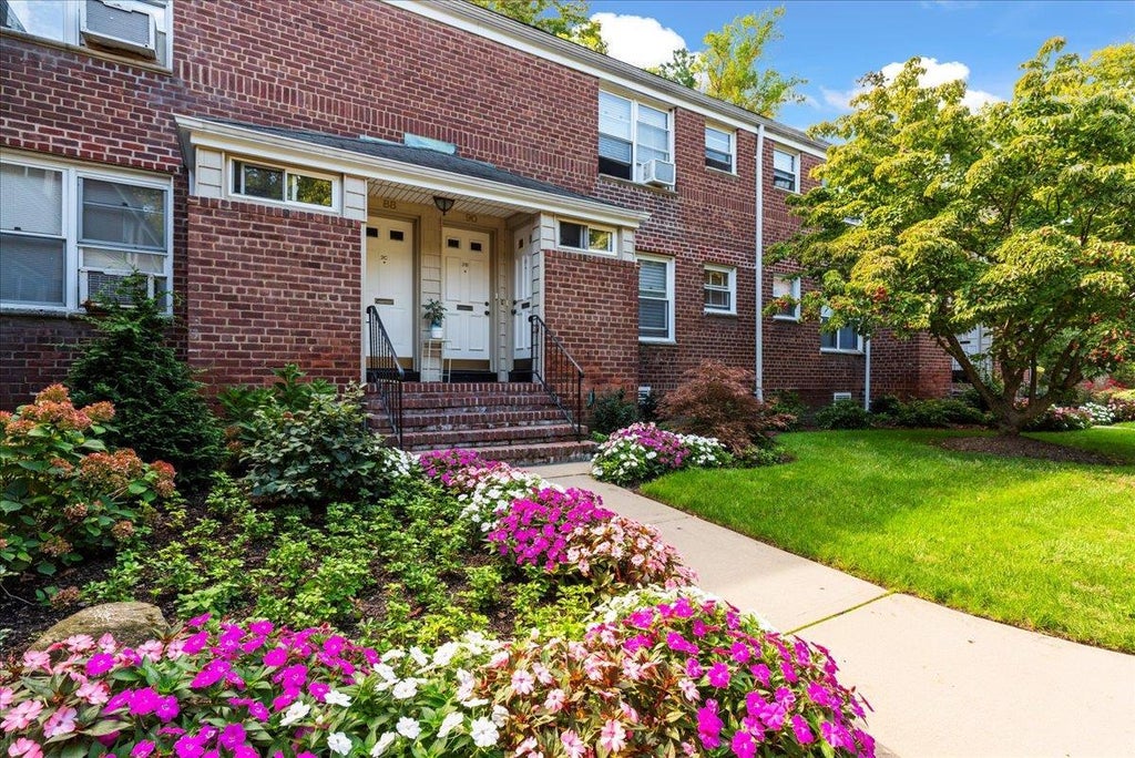 1 of 22 - Undisclosed, Roslyn Heights, NY