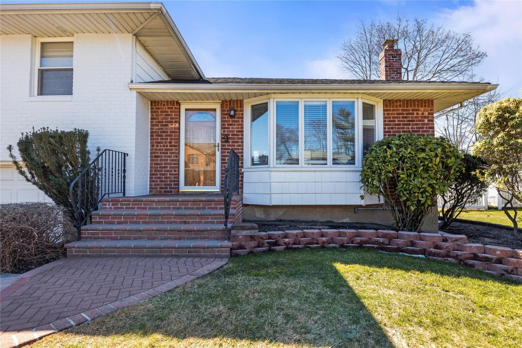 1 of 29 - 114 Celia Drive, Jericho, NY