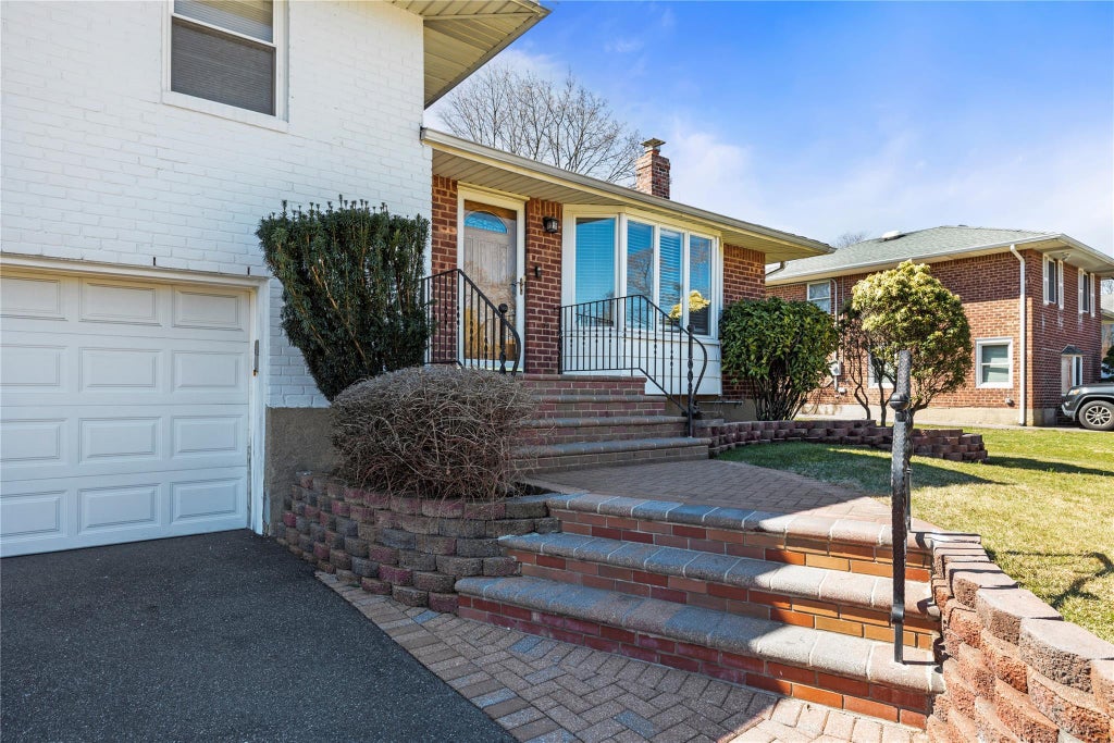 2 of 29 - 114 Celia Drive, Jericho, NY