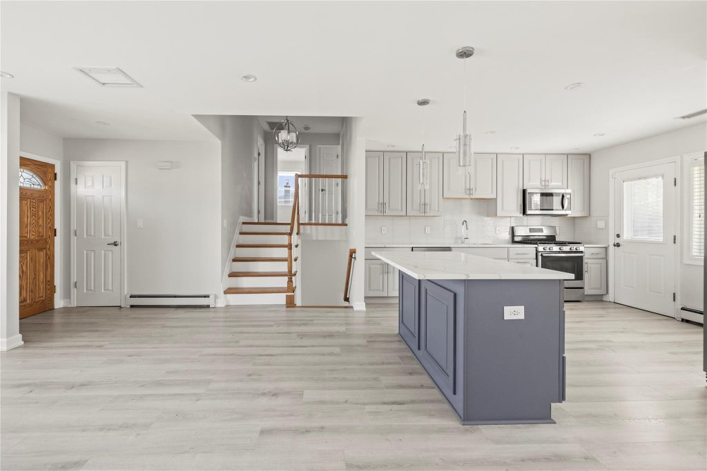 3 of 29 - 114 Celia Drive, Jericho, NY