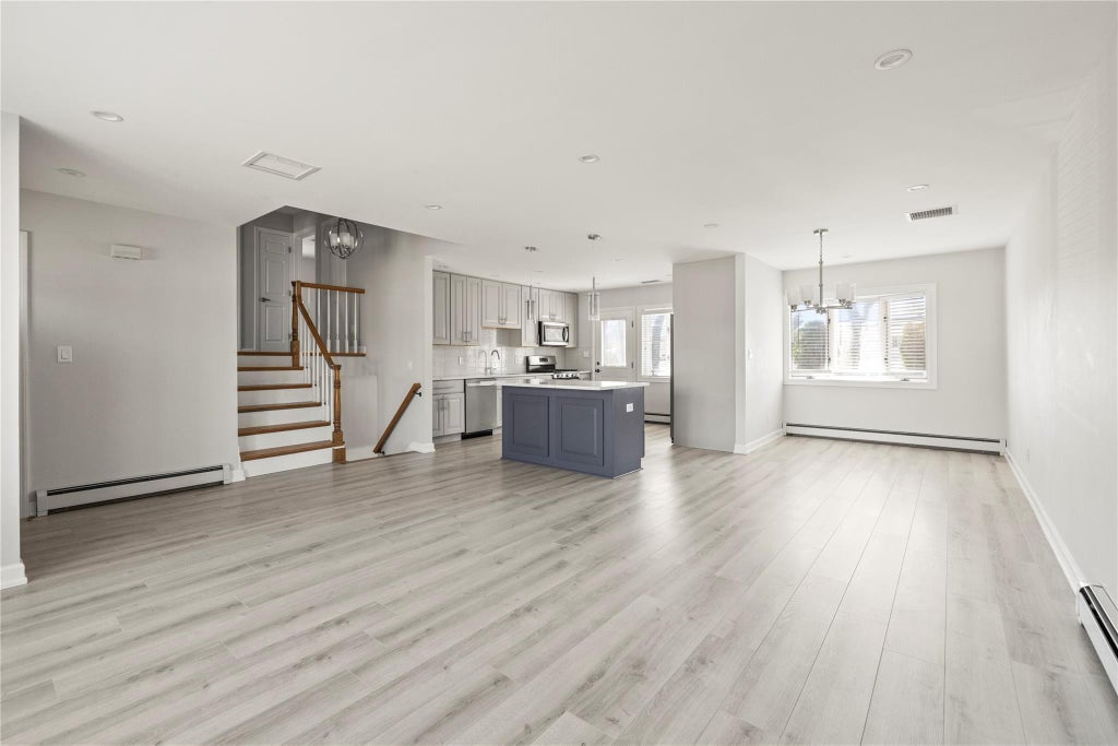 4 of 29 - 114 Celia Drive, Jericho, NY