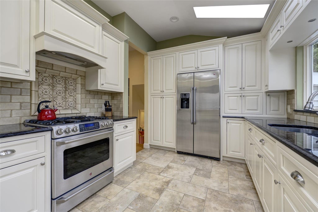 21 of 35 - 28 Driftwood Drive, Port Washington, NY
