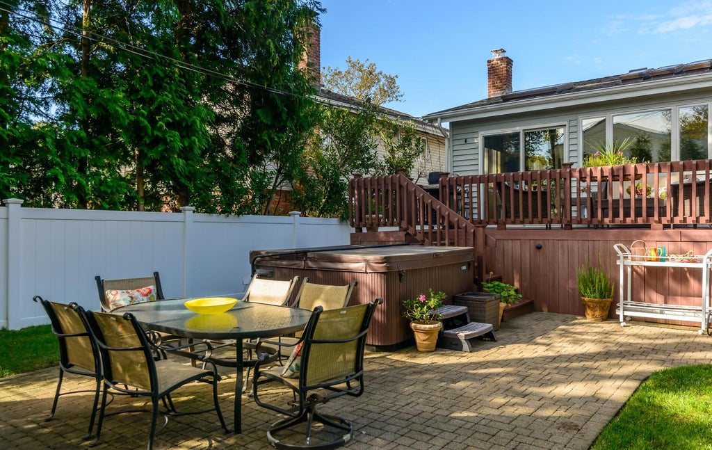 5 of 35 - 28 Driftwood Drive, Port Washington, NY