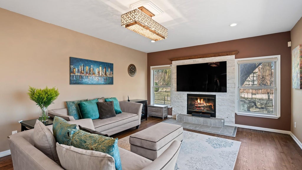 17 of 37 - 30 Pine Drive, Roslyn, NY