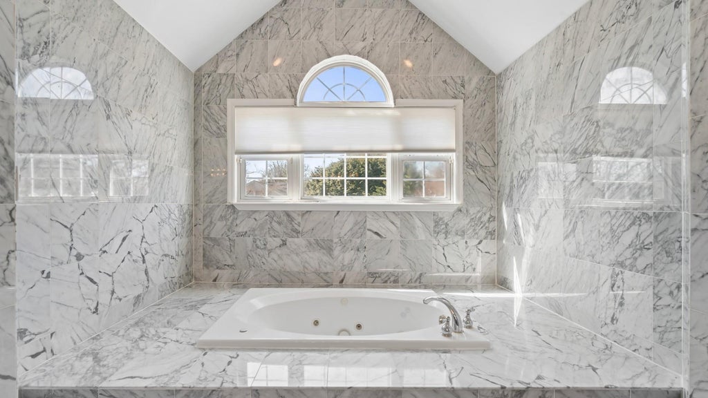 24 of 37 - 30 Pine Drive, Roslyn, NY