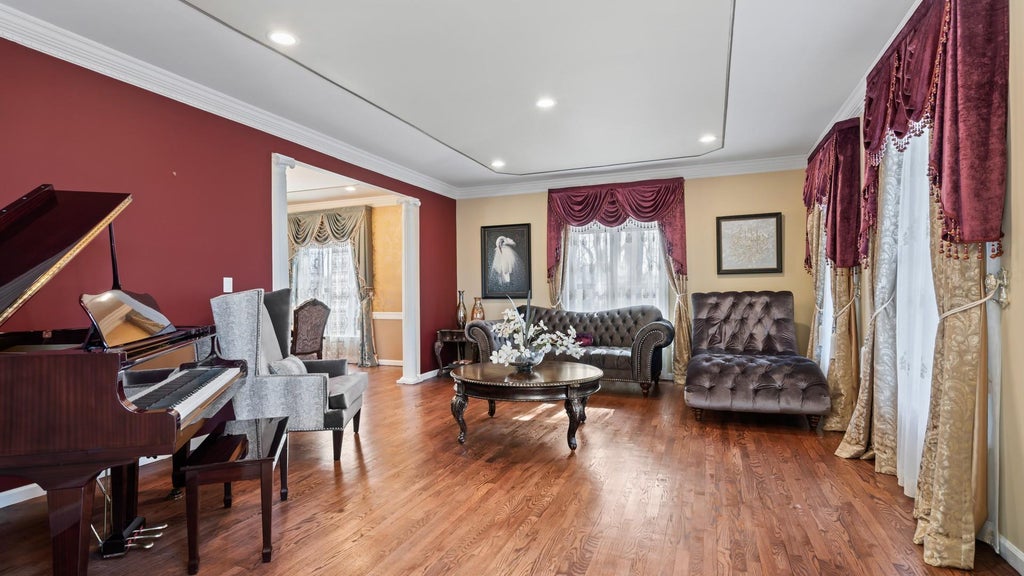 6 of 37 - 30 Pine Drive, Roslyn, NY