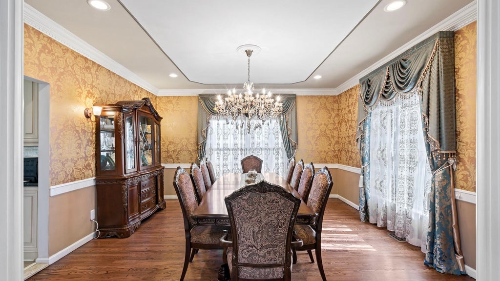 8 of 37 - 30 Pine Drive, Roslyn, NY