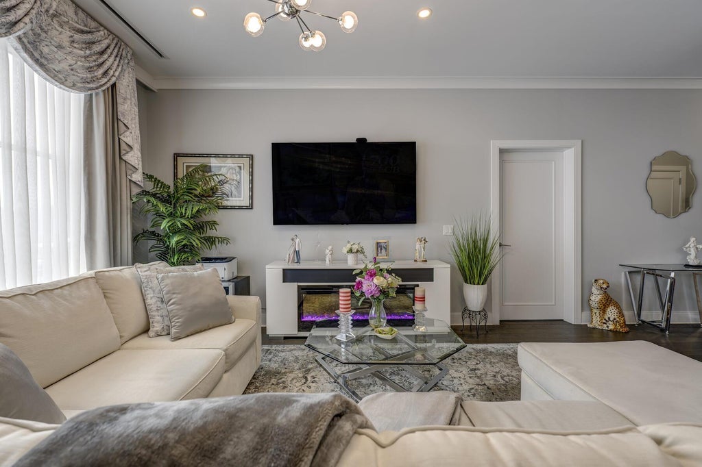 5 of 29 - 100 Garvies Point Road 1237, Glen Cove, NY