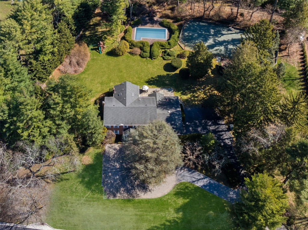 10 of 11 - 6 Longridge Lane, Old Brookville, NY