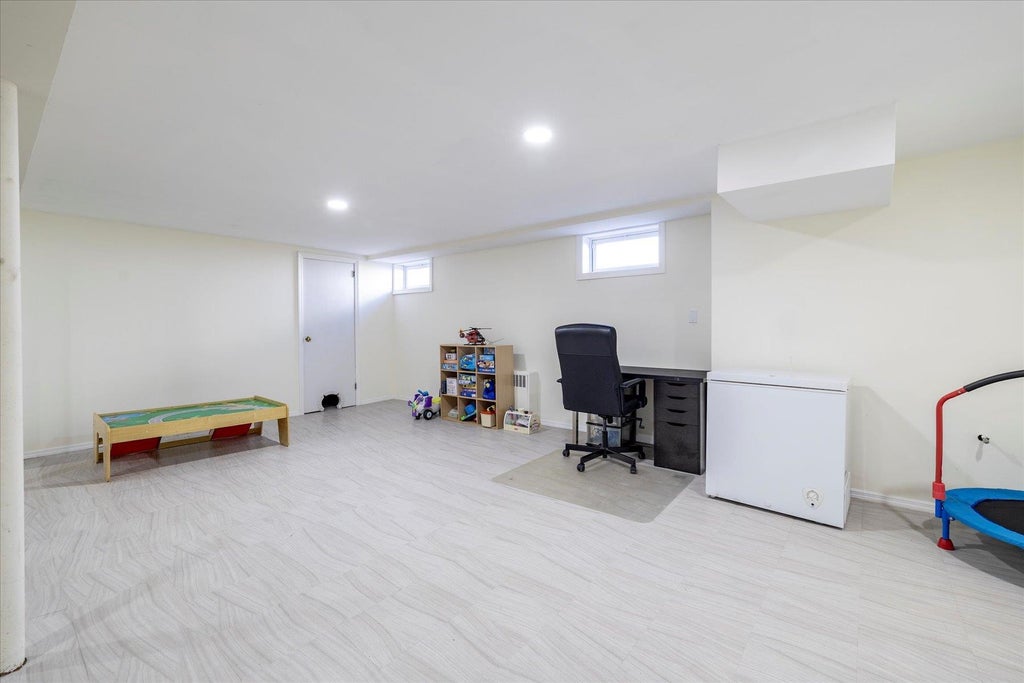 14 of 17 - 560 Erie Avenue, Lindenhurst, NY