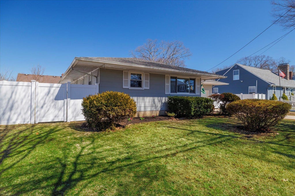 15 of 17 - 560 Erie Avenue, Lindenhurst, NY