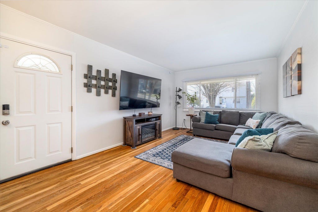 3 of 17 - 560 Erie Avenue, Lindenhurst, NY