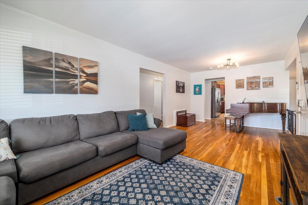 4 of 17 - 560 Erie Avenue, Lindenhurst, NY