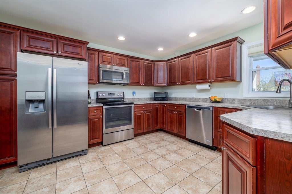 6 of 17 - 560 Erie Avenue, Lindenhurst, NY