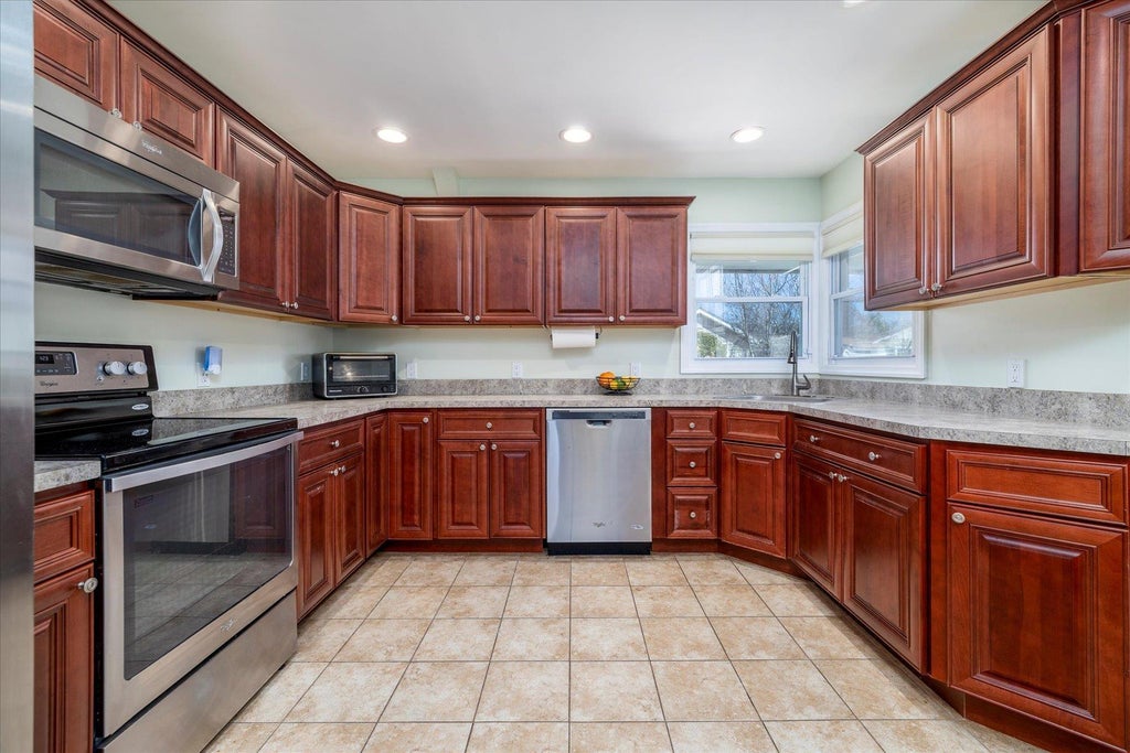 7 of 17 - 560 Erie Avenue, Lindenhurst, NY