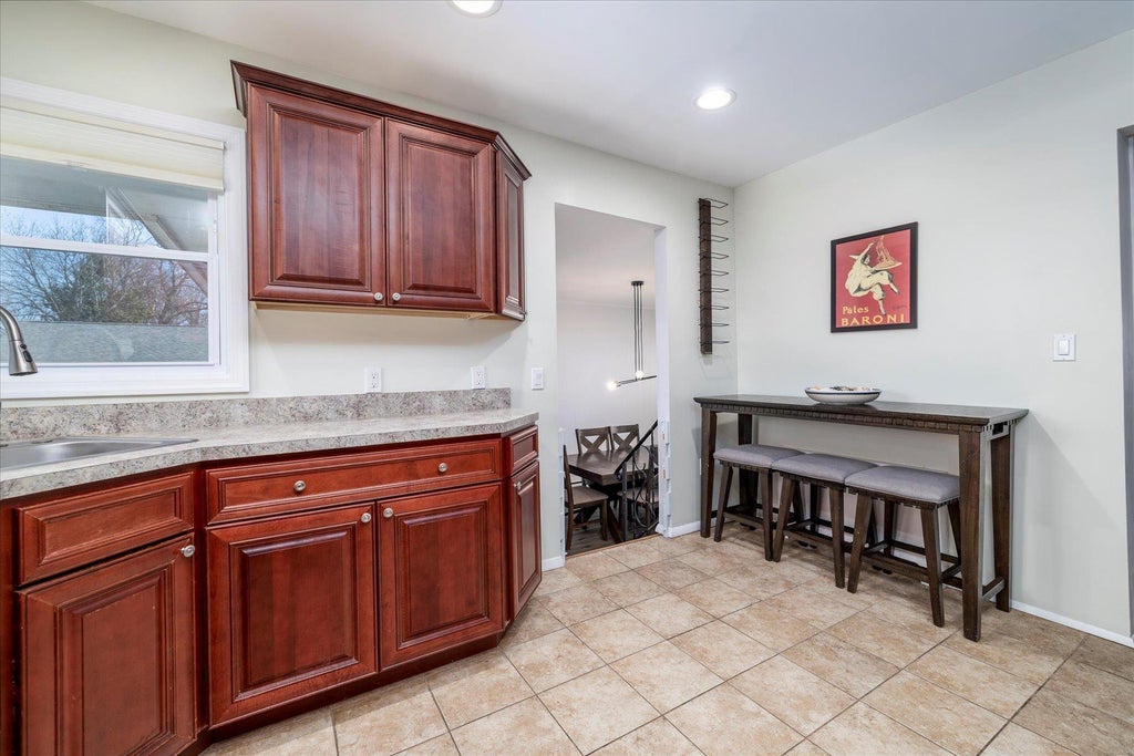 8 of 17 - 560 Erie Avenue, Lindenhurst, NY