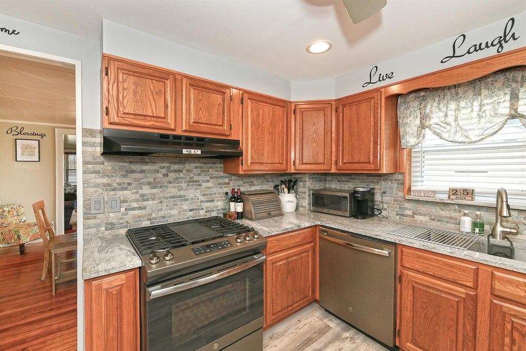 6 of 21 - 2614 Park Avenue, Baldwin, NY