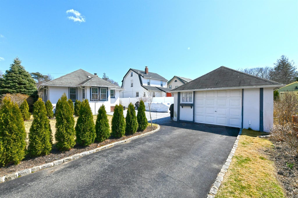 8 of 21 - 2614 Park Avenue, Baldwin, NY