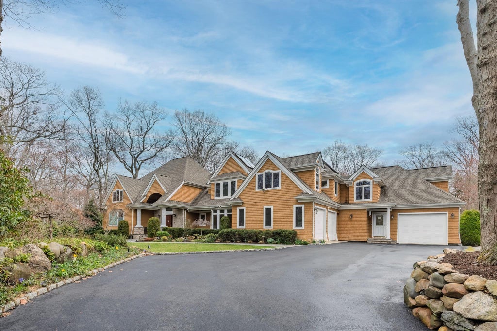 1 Uva Way, Port Jefferson