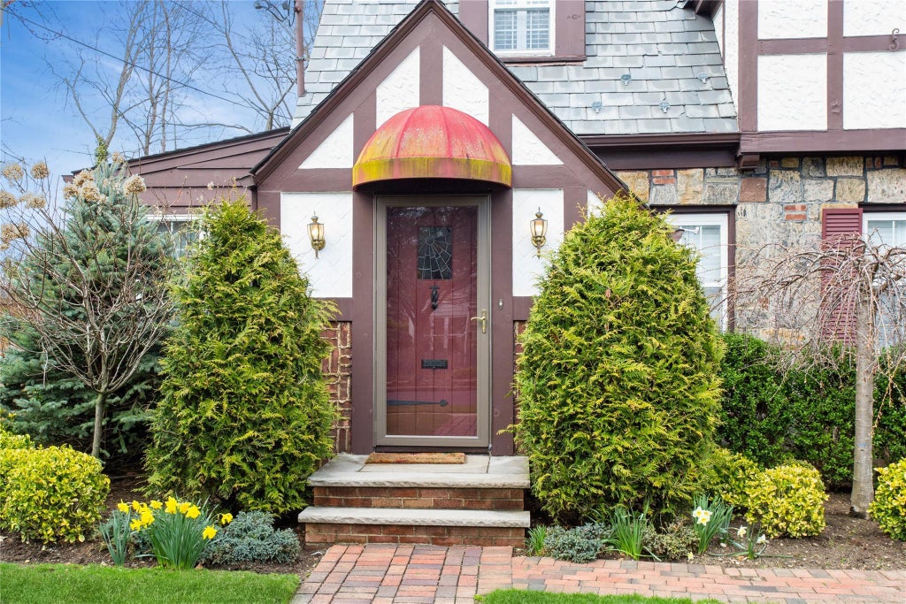 35 of 41 - 19 Gerard Avenue, Malverne, NY