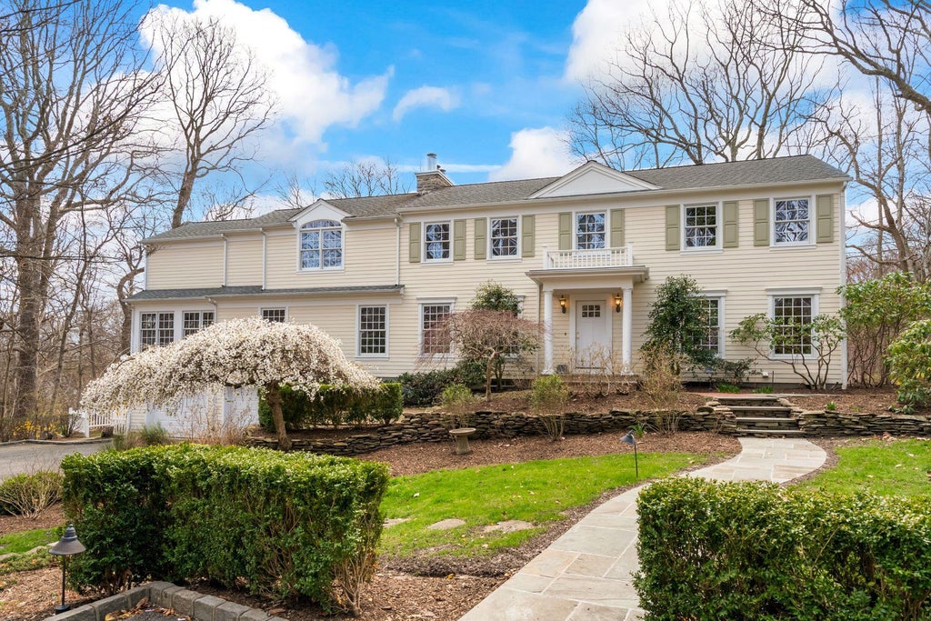 1 of 42 - 9 Oakwood Drive, Lloyd Harbor, NY