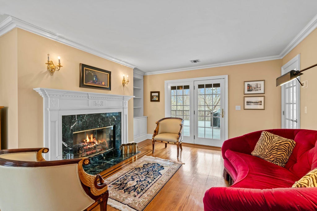 9 of 42 - 9 Oakwood Drive, Lloyd Harbor, NY