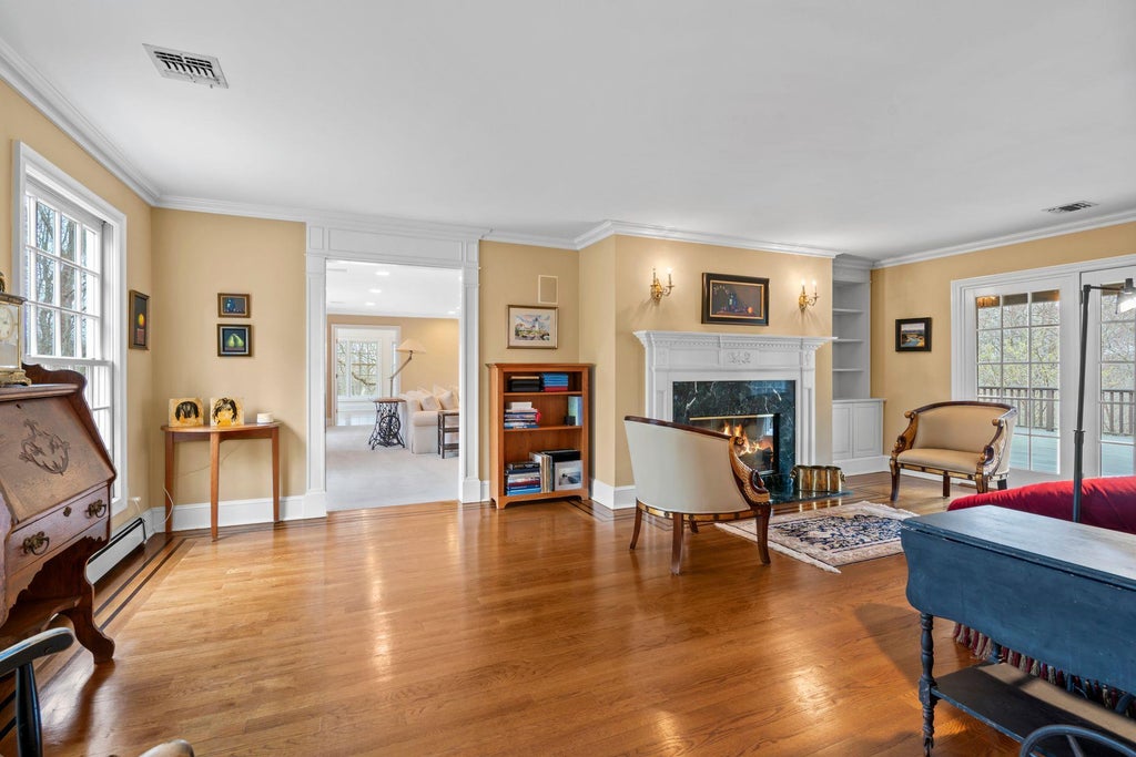 11 of 42 - 9 Oakwood Drive, Lloyd Harbor, NY