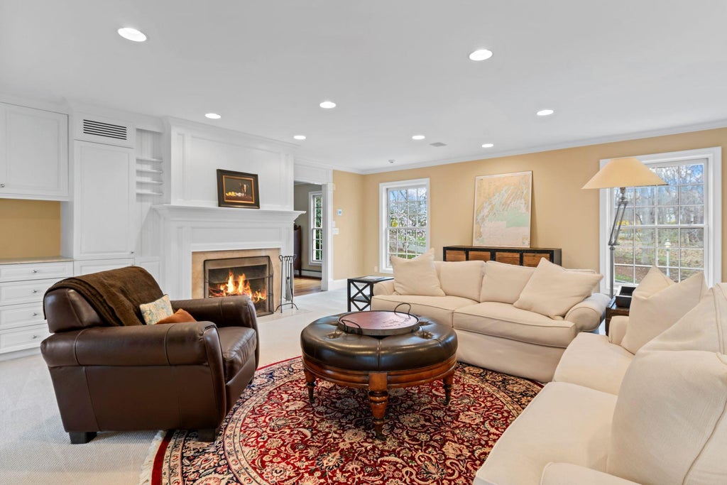 13 of 42 - 9 Oakwood Drive, Lloyd Harbor, NY